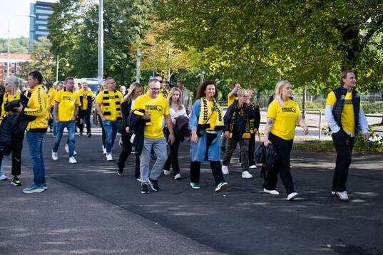 Elfsborgs supportrar marscherar till fotbollsmatchen i