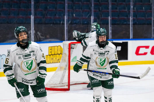 Färjestads Emelie Cordoba och Emma Murén deppar