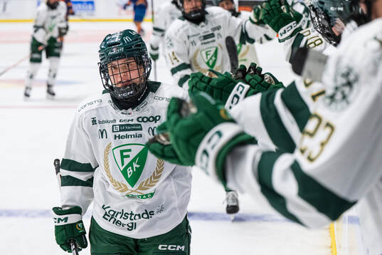 Färjestads Kaitlin Chan jublar