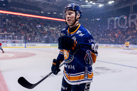 Växjös Dennis Rasmussen jublar