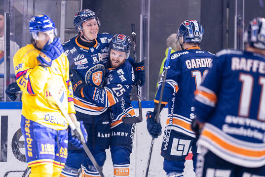 Växjös Dennis Rasmussen och Lucas Elvenes jublar