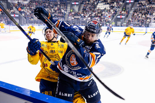 Djurgårdens Jesse Ylönen blir tacklad av Växjös Brian