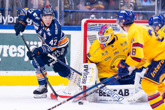 Växjös Kalle Kratz och Djurgårdens målvakt Hugo Hävelid