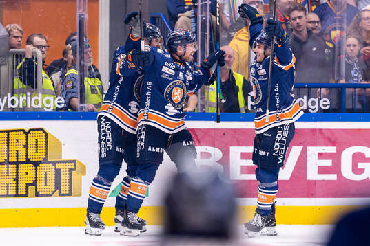 Växjös Dylan Mclaughlin och Felix Robert jublar