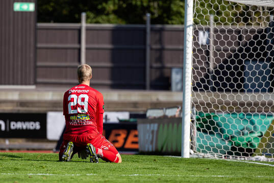 Varbergs målvakt Fredrik Andersson deppar