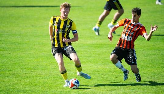 IFK Hässleholms Fabian Arvidsson tacklas i matchen i U19