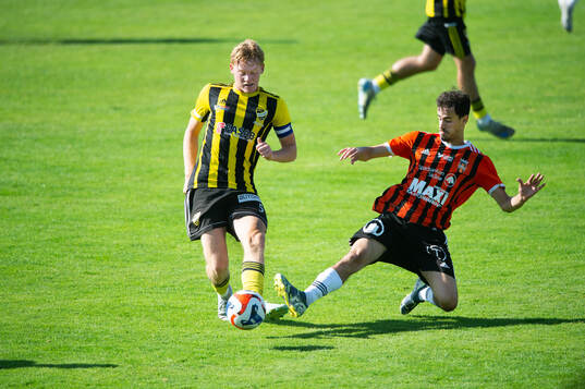 IFK Hässleholms Fabian Arvidsson tacklas i matchen i U19