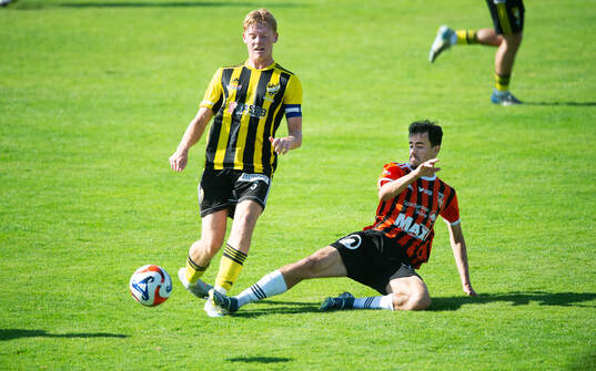 IFK Hässleholms Fabian Arvidsson tacklas i matchen i U19