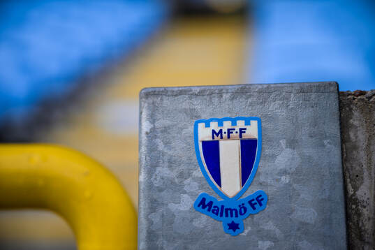 En ritad version av Malmö FFs emblem inflr fotbollsmatchen