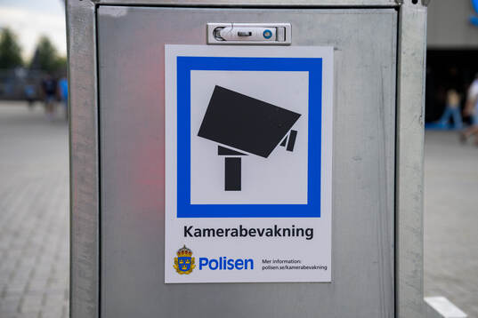 Skylt som informerar om kamerabevakning av Polisen