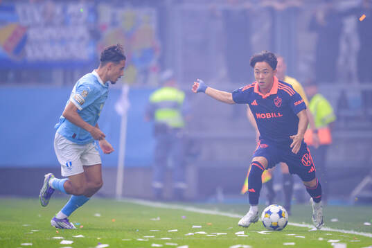 Djurgårdens Keita Kosugi och Malmö FFs Adrian Skogmar