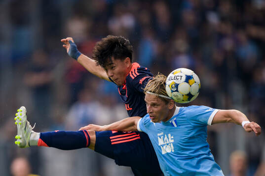 Malmö FFs Jens Stryger Larsen och Djurgårdens Keita Kosugi