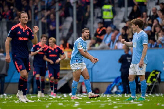 Malmö FFs Gabriel Busanello deppar