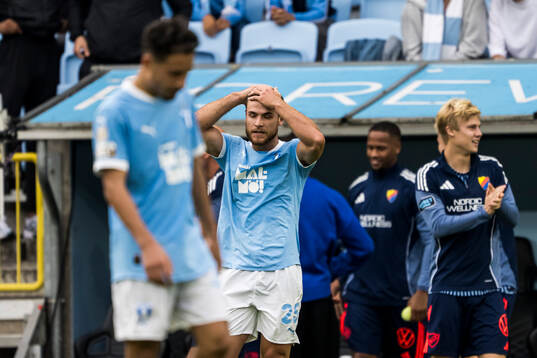 Malmö FFs Gabriel Busanello deppar