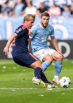 Djurgårdens Theo Bergvall och Malmö FFs Gabriel Busanello