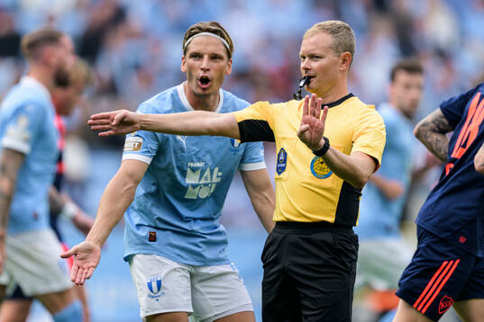 Malmö FFs Jens Stryger Larsen reagerar mot domaren
