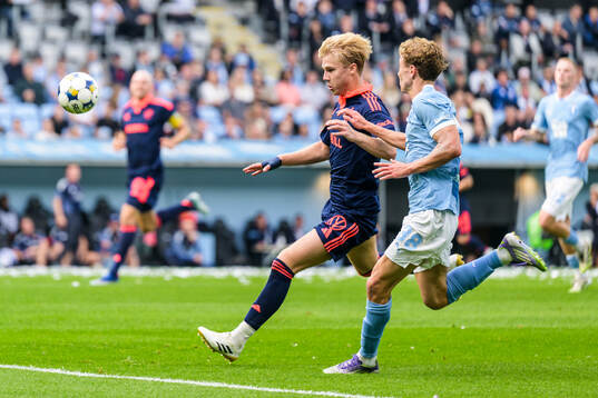 Djurgårdens Theo Bergvall och Malmö FFs Hugo Bolin