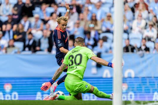 Djurgårdens Oskar Fallenius och Malmö FFs Robin Olsen