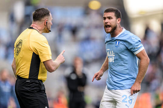 Assisterande domare Mehmet Culum och Malmö FFs Gabriel