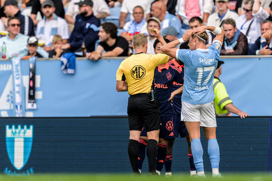 Djurgårdens Keita Kosugi och Malmö FFs Jens Stryger Larsen
