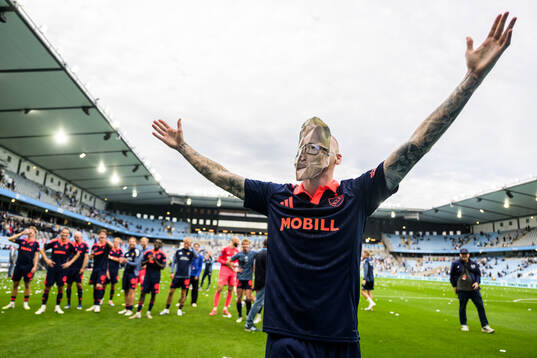 Djurgårdens Adam Ståhl med en mask föreställande