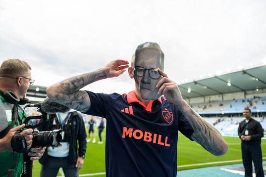 Djurgårdens Adam Ståhl med en mask föreställande