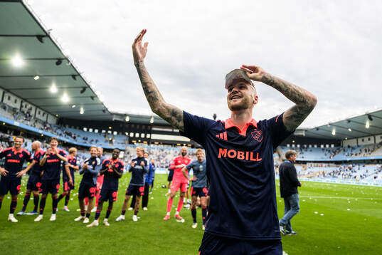 Djurgårdens Adam Ståhl med en mask föreställande