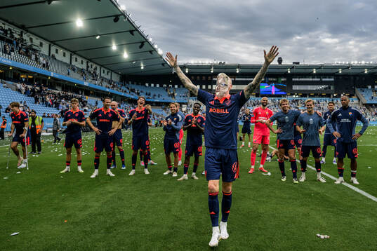 Djurgårdens Adam Ståhl med en mask med en bild av Per