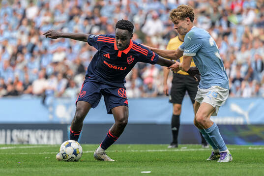 Djurgårdens Tokmac Nguen och Malmö FFs Hugo Bolin