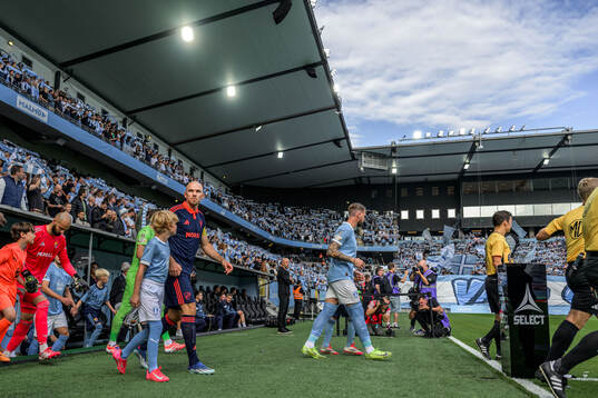 Djurgårdens Marcus Danielson införr fotbollsmatchen i