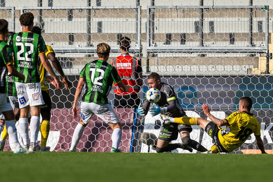 GAIS målvakt Mergim Krasniqi och Elfsborgs Julius Magnusson