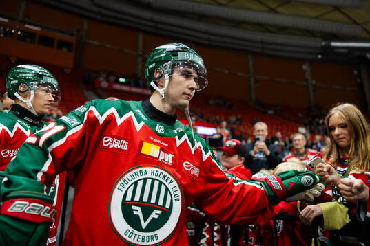 Frölundas Jere Innala hälsar på supportrar