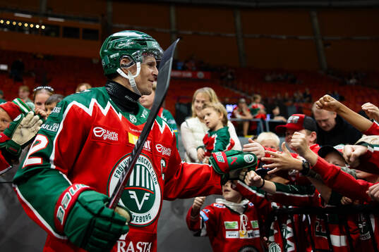 Frölundas Max Friberg hälsar på supportrar