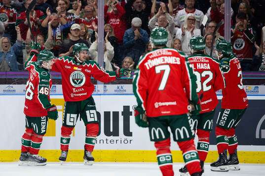 Frölundas Noah Hasa jublar med lagkamrater