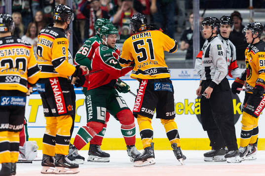 Frölundas Christian Folin och Luleås Markus Nurmi i fight