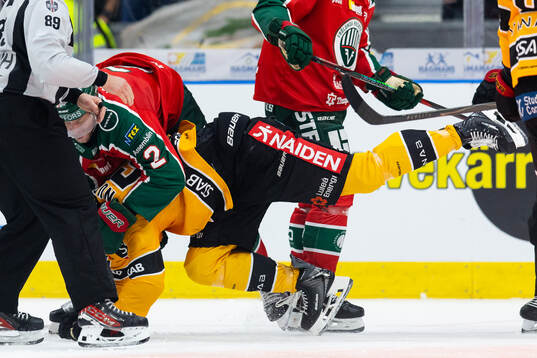 Frölundas Christian Folin och Luleås Markus Nurmi i fight