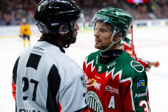 Domare Mikael Sjöqvist och Frölundas Nicklas Lasu