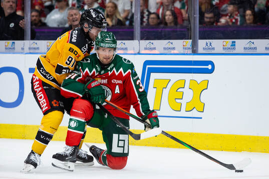 Luleås Brian O'Neill och Frölundas Nicklas Lasu