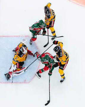 Frölundas Noah Hasa och Erik Thorell mot Luleås målvakt
