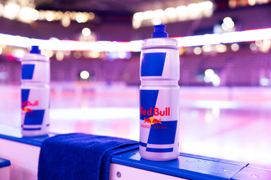 Vattenflaskor med Red Bull logga