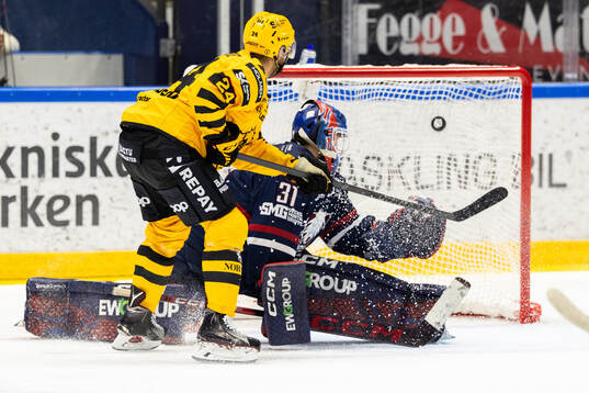 Skellefteås Oscar Lindberg gör 0-2 bakom Linköpings