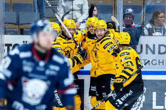 Skellefteås Oliver Okuliar jublar med lagkamrater