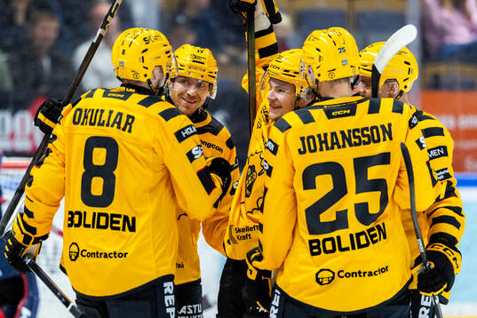 Skellefteås Victor Stjernborg jublar med lagkamrater