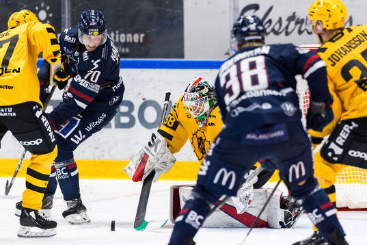 Linköpings Fredrik Karlström och Skellefteås målvakt