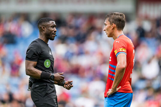 Domare Fredrik Oppong och Helsingborgs Wilhelm Nilsson