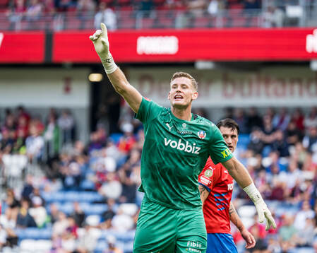 Helsingborgs målvakt Johan Brattberg reagerar