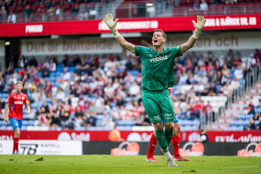 Helsingborgs målvakt Johan Brattberg reagerar