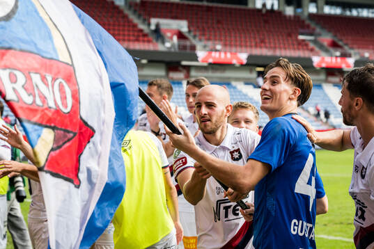 Örgrytes Amel Mujanic och målvakt Hampus Gustafsson jublar