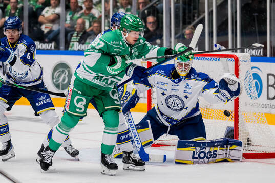 Rögles Albin Sundsvik och Leksands målvakt Marcus Gidlöf