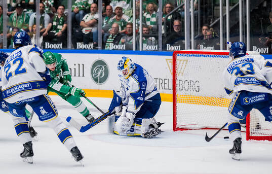 Rögles Karson Kuhlman och Leksands målvakt Marcus Gidlöf
